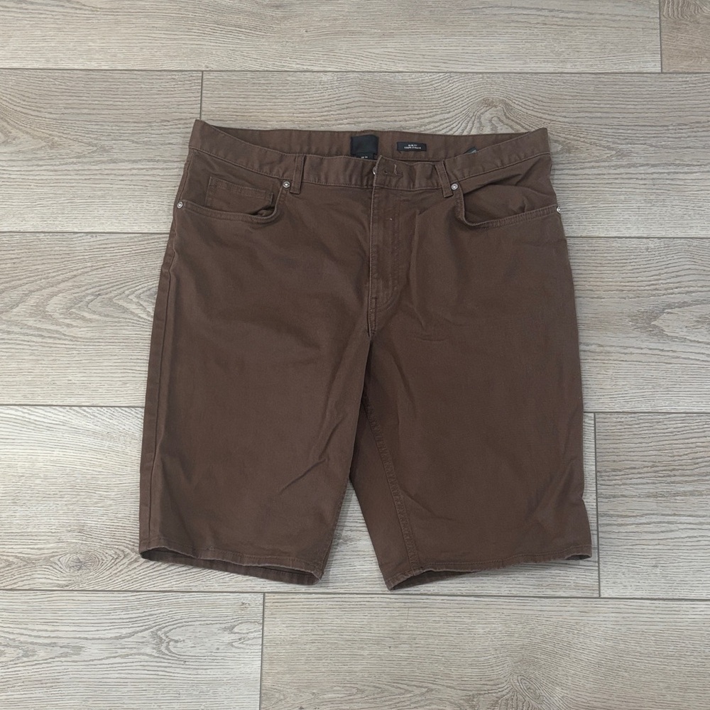 H&M jorts in beautiful chocolate brown. Men’s 36, slim fit. Like new condition.